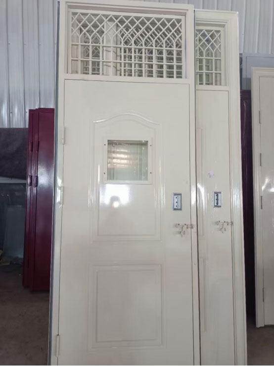 阿拉尔学校教室门