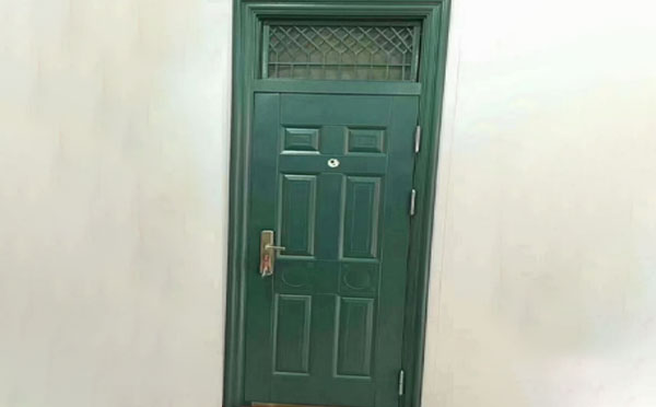 阿拉尔学校教室门